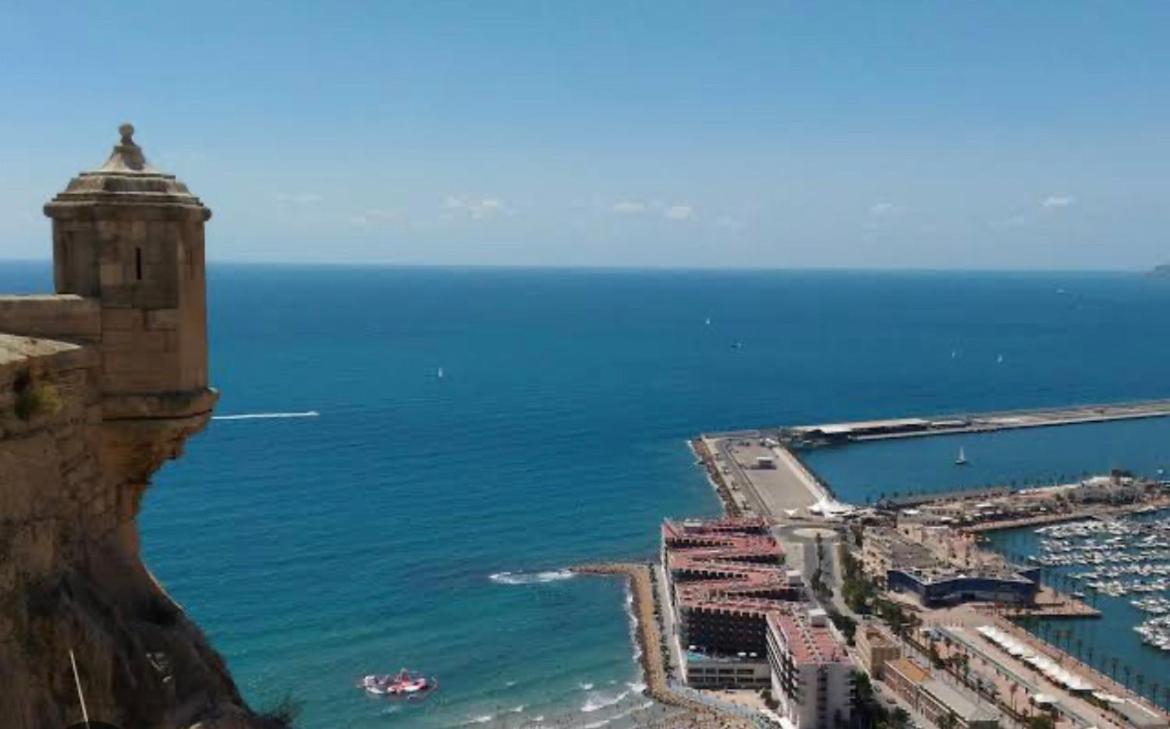 Centrally-Located, Spacious Flat At Historic Centre & Short Walk To Beach Alicante Eksteriør bilde