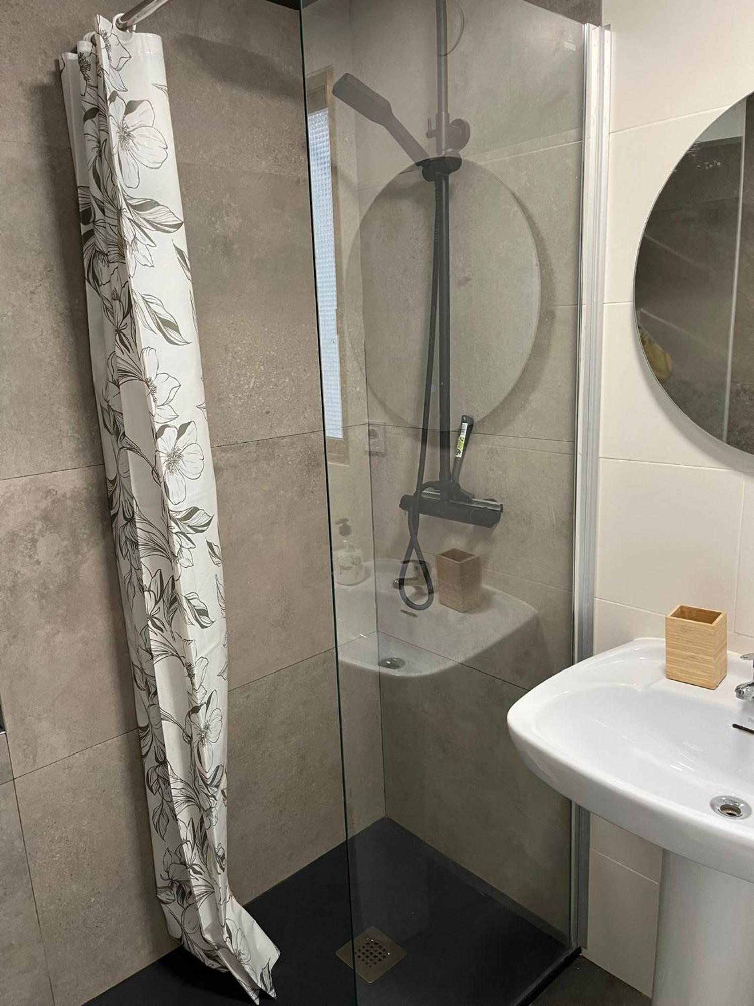 Centrally-Located, Spacious Flat At Historic Centre & Short Walk To Beach Alicante Eksteriør bilde