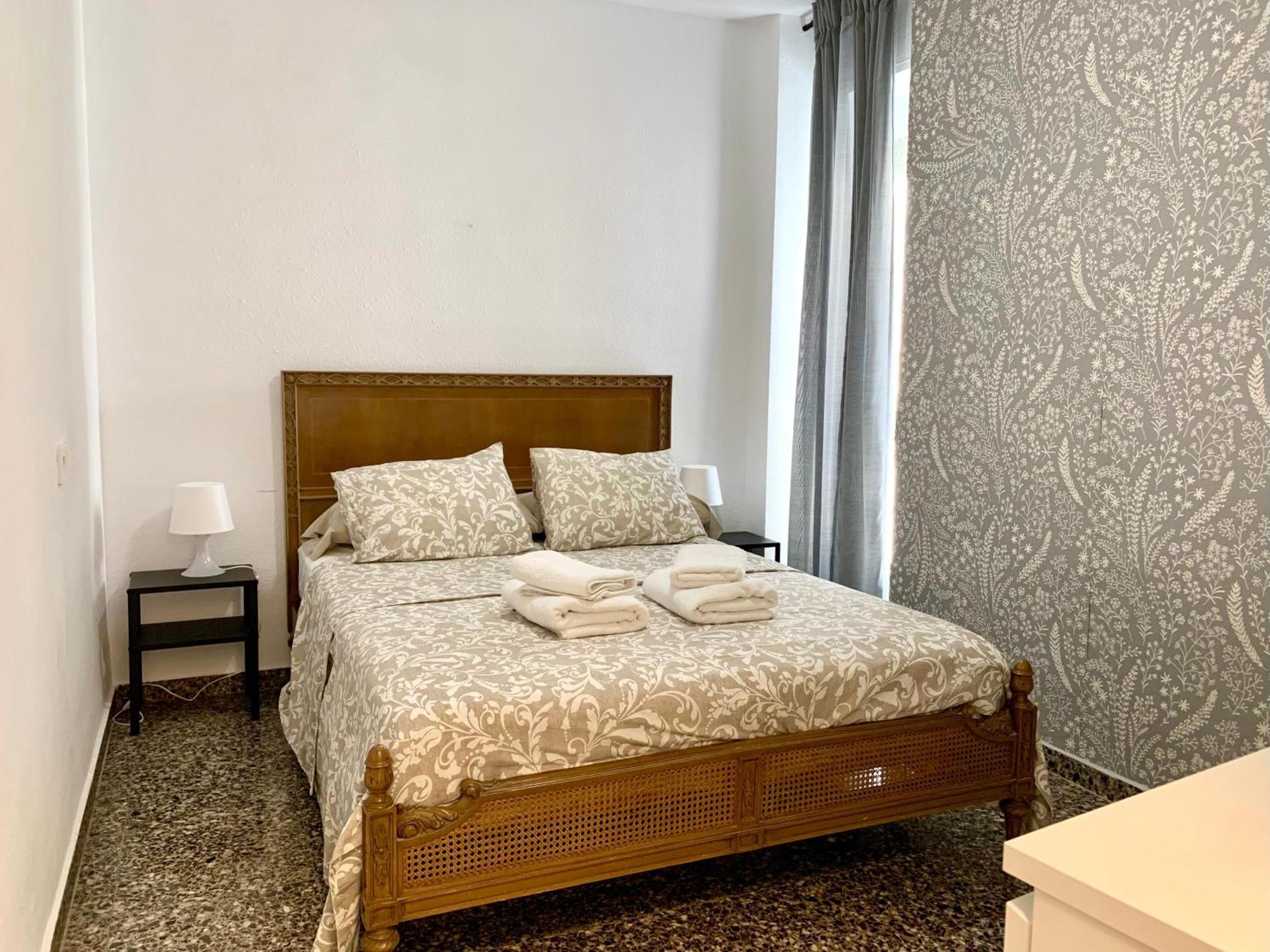Centrally-Located, Spacious Flat At Historic Centre & Short Walk To Beach Alicante Eksteriør bilde
