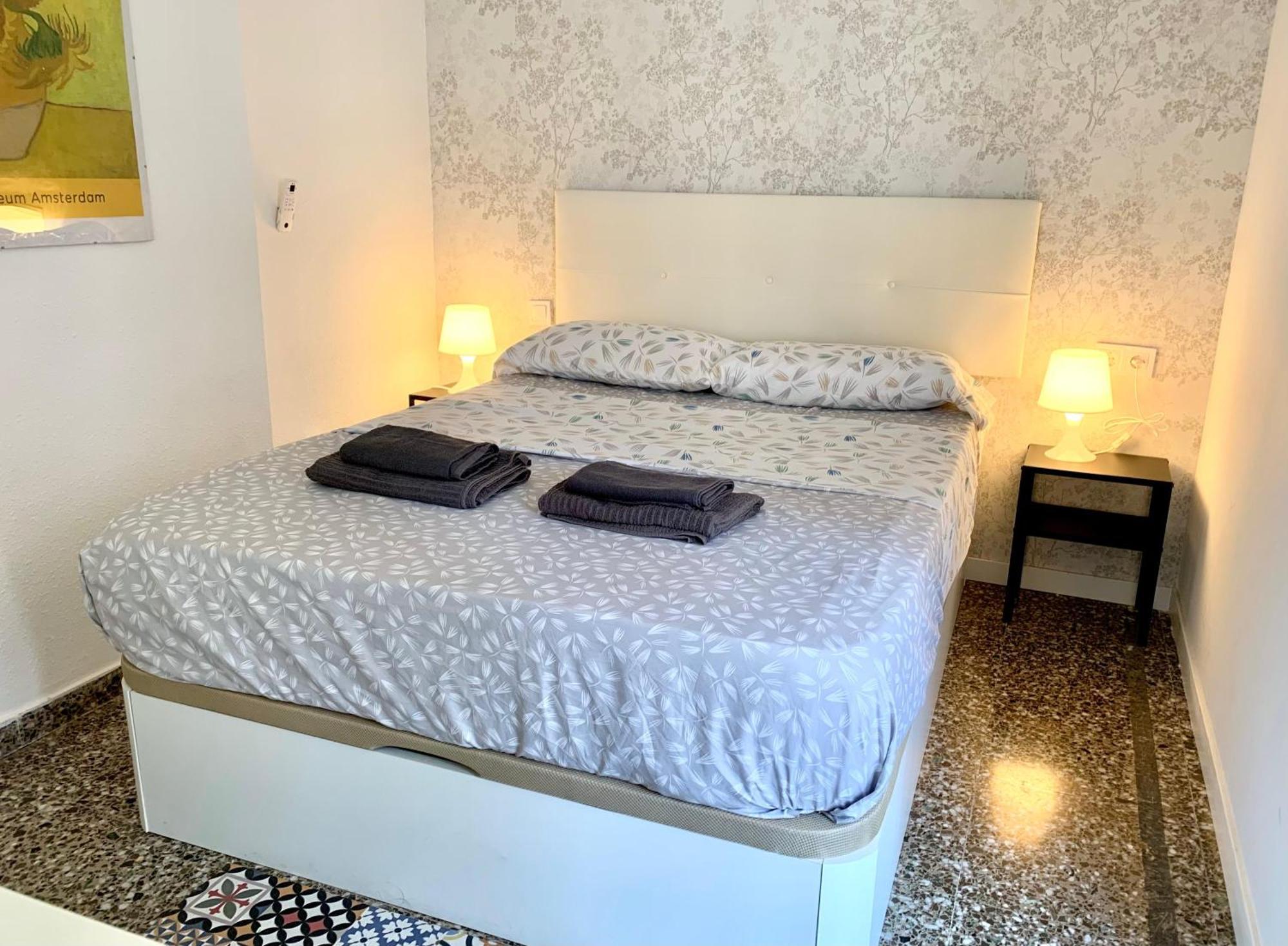 Centrally-Located, Spacious Flat At Historic Centre & Short Walk To Beach Alicante Eksteriør bilde