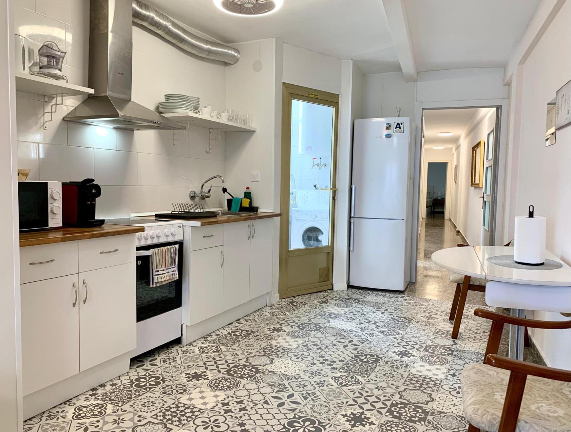 Centrally-Located, Spacious Flat At Historic Centre & Short Walk To Beach Alicante Eksteriør bilde